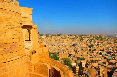 Erkunde jaisalmers lebendiges fort, die kunstvolle patwon ki haveli und jain-tempel bei einem geführten heritage walk mit lokalem experten. inklusive privatem guide und flexiblen treffpunkten.