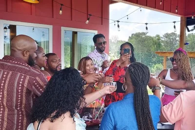 Erlebe drei weingüter in north georgia an einem tag, probiere lokale weine mit guide, genieße hin- und rückfahrt vom hotel und entspanne bei verkostungen mit wasser inklusive.