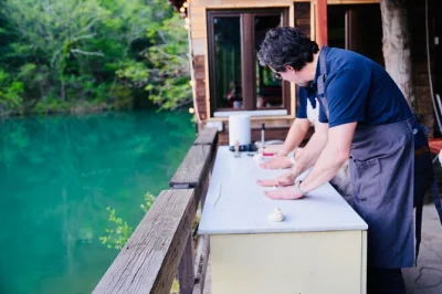 Vivez un cours de cuisine toscane près de florence, avec plats cuits au feu, accords vins locaux et dîner à la campagne. transfert et guide inclus.