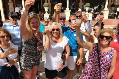 Entdecke west palm beachs greenmarket bei einer geführten frühstückstour. probiere kubanischen kaffee, arepas, tropische früchte & gebäck mit einem lokalen guide. inkl. essen & getränke.