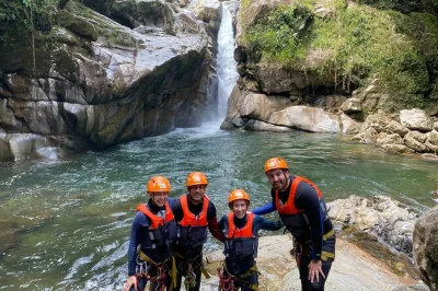 Reserve um tour privado de canyoning em guatape. pule, deslize e nade no rio guatape com guias especializados. seguro, divertido e perfeito para quem busca aventura.