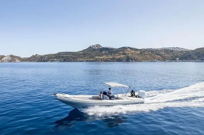 Barco particular em Milos: RIB de alta performance com snorkel