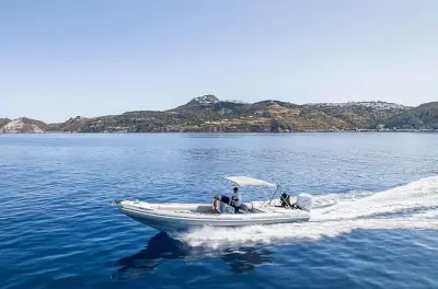 Tour privado en barco en Milos: RIB de alto rendimiento con snorkel