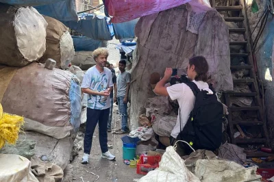 Découvrez le bidonville de dharavi à mumbai lors d’une visite photo guidée par des étudiants locaux, avec transport privé et eau en bouteille pour votre confort.