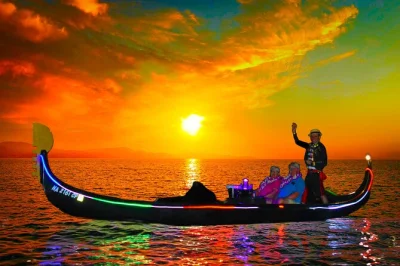 Découvrez waikiki en gondole vénitienne avec pâtisseries, lei hawaïen et vue sur diamond head. boissons, guide local et spectacle lumineux inclus.