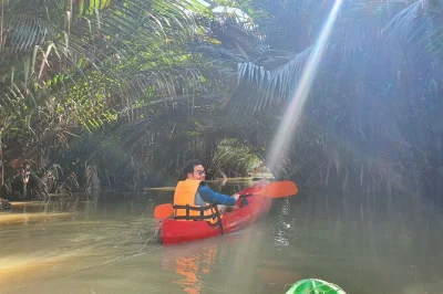 Découvrez les espaces verts de bangkok à vélo, pagayez dans les canaux bordés de palmiers et traversez le fleuve chao phraya en bateau local. guide, eau en bouteille et tout le matériel inclus.