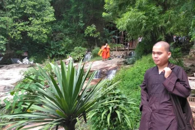 Scopri il monk trail di chiang mai con una guida locale, visita wat pa lat e il suggestivo doi suthep, e gusta un pranzo vegetariano in quota. include trasferimento e supporto durante il percorso.