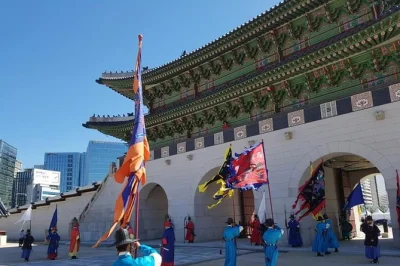 Entdecke den gyeongbokgung palast und das bukchon hanok dorf in seoul mit einem lokalen guide. inklusive eintritt und kleiner gruppe für ein persönliches erlebnis.