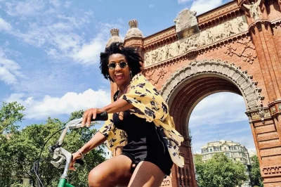 Scopri barcellona in bici con una guida locale, visita la sagrada familia, il quartiere gotico e la spiaggia di barceloneta, con foto incluse. tour in piccoli gruppi.