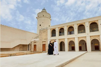 Erlebe qasr al hosn in abu dhabi mit schnellem einlass, handwerkskunst, traditionellem kaffee und zugang zur cultural foundation. inklusive eintritt & bequemer parkplatz.