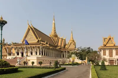 Phnom Penh Tour: Royal Palace, Museums & Markets