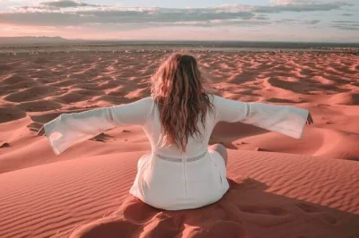 Découvrez le désert marocain avec un trek à dos de chameau, la visite des villages berbères et une nuit dans un camp à merzouga. transfert hôtel, guide et transport inclus.