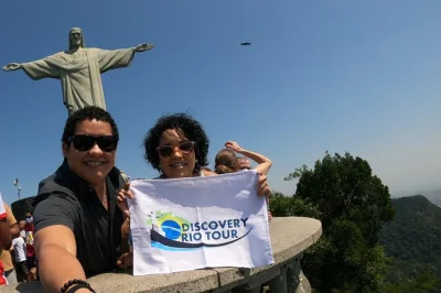 Descubre el cristo redentor, las escaleras selarón, el estadio maracaná y más en un tour guiado por río con traslado, entradas y datos locales incluidos.