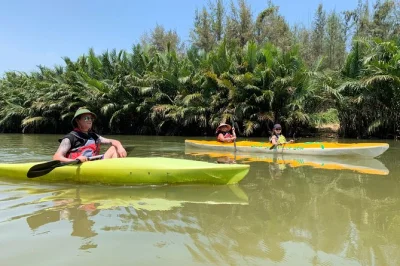 Explore a floresta de cocopalm em cam thanh de caiaque, visite a vila artesanal de duy vinh, conheça artesãos locais e aproveite uma manhã tranquila com transporte do hotel incluído.