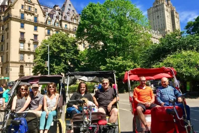 Descubra o central park de nova york em pedicab privado, conheça histórias locais e visite pontos famosos como bethesda fountain e strawberry fields. guia e traslado incluídos.