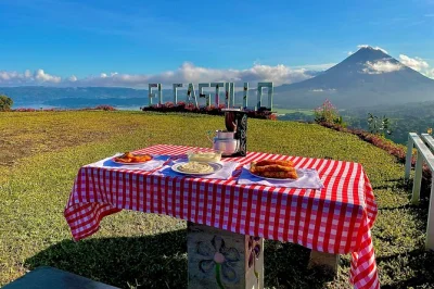 Cammina tra i sentieri della foresta vicino al vulcano arenal, osserva la fauna locale, gusta snack autentici al tramonto e rilassati con una guida esperta. accesso al miglior punto panoramico incluso