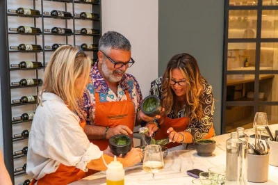 Participe de uma aula prática de massa e tiramisu em roma, perto da piazza mattei, com um chef local. grupo pequeno, vinho premium e receitas italianas autênticas.