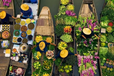 Découvrez le marché flottant de damnoen saduak depuis bangkok avec une balade en bateau-pagaie, un guide local et la prise en charge à l’hôtel. goûtez au sucre de coco, faites du shopping et im