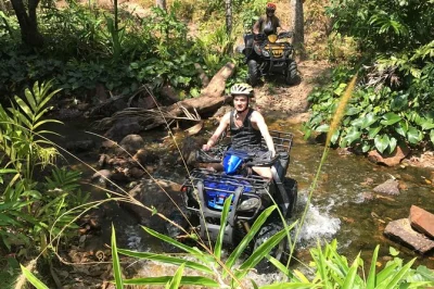 Vivi un’avventura in atv a khao lak, gusta un pranzo thailandese autentico e rilassati alla piscina di khaolak waterside. trasferimento e guida inclusi. prenota ora per una giornata divertente e sen