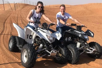 Vivez une matinée inoubliable à dubaï avec balade en quad, sensations fortes dans les dunes, sandboard et balade à dos de chameau. transfert hôtel, guide et eau en bouteille inclus.
