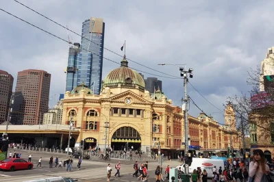 Descubra os becos de melbourne, o queen victoria market e as casinhas coloridas de brighton beach com um guia local. inclui transporte do hotel e lanche matinal.