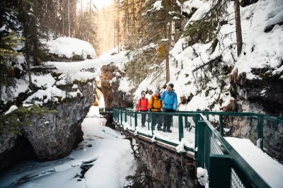 Descubre el cañón johnston en banff en invierno con una caminata guiada sobre pasarelas de acero. disfruta de cascadas congeladas, chocolate caliente y galletas de arce en grupo pequeño.