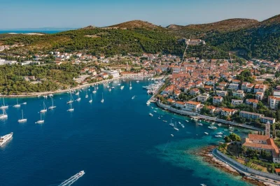 Partez de split ou trogir pour une escapade en bateau privé vers hvar, brač et Šolta. baignade, snorkeling sur une épave et déjeuner au bord de l’eau avec un guide local.