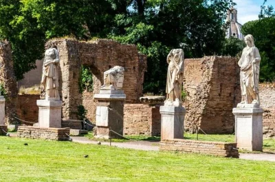 Explore o coliseu, fórum romano e monte palatino em roma com um guia local, conhecendo as histórias das mulheres na antiguidade. ingresso e explicações especializadas incluídos.