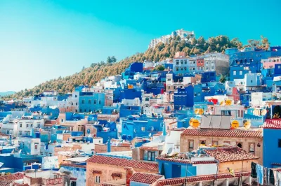 Descubra chefchaouen em uma excursão de dia inteiro saindo de fez. explore a medina azul, visite a kasbah e aproveite a cultura local com guia e traslado do hotel.