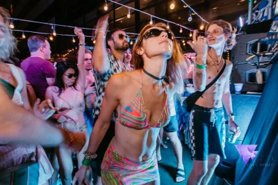 Plongez dans les nuits techno et psy trance les plus folles de bangkok, avec pool parties et dj locaux chaque week-end. entrée incluse, meilleurs lieux et accès facile.