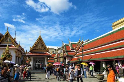 Découvrez le grand palais de bangkok, wat pho et wat arun lors d’une visite privée d’une demi-journée avec un guide local. transfert hôtel, billets d’entrée et eau inclus.