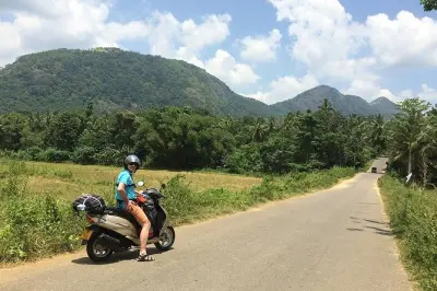 Tour de scooter e caminhada na montanha Liuluo perto de Sanya