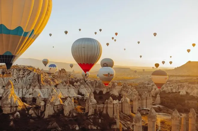Alba in mongolfiera a Goreme con vista sulla valle dei piccioni
