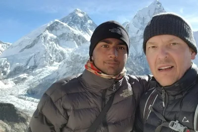 Erlebe die everest base camp wanderung ab kathmandu mit lokalen sherpa-guides, hin- und rückflügen sowie vollverpflegung. inklusive Übernachtungen in teehäusern und ausrüstung.