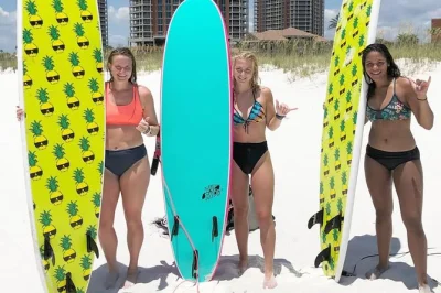 Erlebe surfen am pensacola beach mit einem lokalen lehrer, inklusive board-verleih und wasserflasche. familienfreundliche kurse, für alle altersgruppen, einfache buchung.