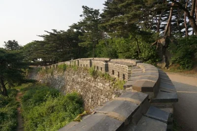 Entdecke die namhansanseong festung und das koreanische volksdorf bei einer privaten tour ab seoul. inklusive hoteltransfer, lokaler guide und traditionellem mittagessen.