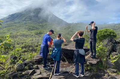 Vivi un’escursione guidata nel parco nazionale del vulcano arenal, rinfrescati alla cascata di la fortuna e gusta un pranzo casalingo con la gente del posto. include pick-up e guida bilingue.