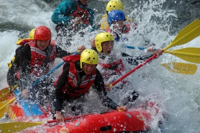 Erlebe wildwasser-rafting in dagali bei geilo mit erfahrenen lokalen guides, kompletter ausrüstung und sicherem spaß ab 12 jahren. neoprenanzug, helm & profi-betreuung inklusive.