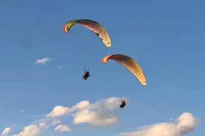 Vivez une journée inoubliable au départ de marrakech : parapente au-dessus de l’atlas, balade à dos de chameau dans le désert d’agafay, pauses au bord du lac et dégustation de thé berbère. 