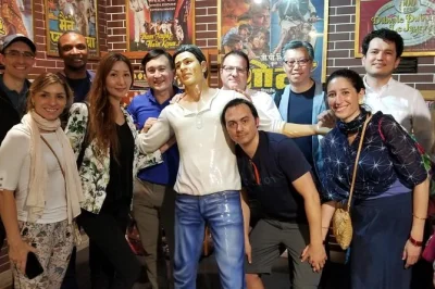 Plongez dans les studios bollywood de mumbai avec un guide local, assistez à des tournages en direct, initiez-vous à la danse bollywood et profitez d’un transport privé avec prise en charge à l