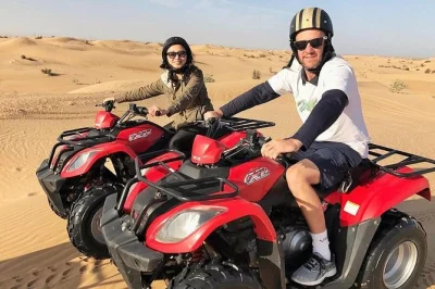 Vivez le désert de dubaï en quad, balade à dos de chameau et sandboard. transfert hôtel, guide local et eau en bouteille inclus pour une aventure sans souci.
