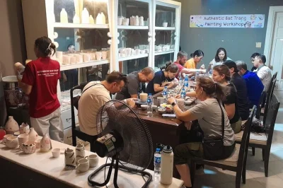 Vivi l’esperienza di dipingere ceramiche bat trang nel cuore del quartiere vecchio di hanoi, guidato da un artista locale. materiali, smalti e ritiro del prodotto dopo la cottura inclusi.