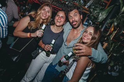 Erlebe bogotá bei nacht mit vip-zugang zu den besten bars und clubs, cocktails auf rooftops und tipps von einem lokalen guide. inklusive tickets & exklusivem zugang.