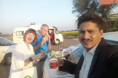 Découvrez les forts royaux, les puits anciens et les bazars colorés de jaipur lors d’une visite privée avec guide local, entrée incluse. prise en charge à l’hôtel comprise.