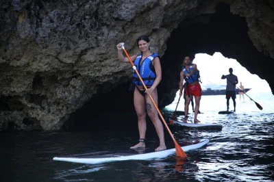 Explore as falésias, grutas e praias secretas de albufeira de stand up paddle com um guia local experiente. equipamento completo e grupo pequeno para uma aventura exclusiva.