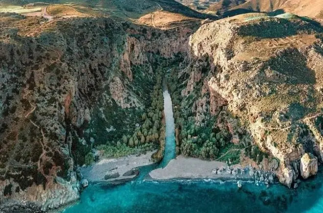 Gola di Kourtaliotiko e spiaggia di Preveli: Cascate e palme