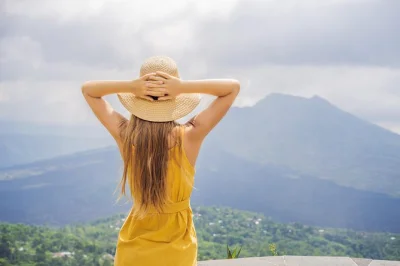 Descubra a floresta dos macacos de ubud, os terraços de arroz e a vista do monte batur em um passeio privado em bali. inclui transporte, guia local e almoço buffet.