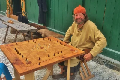 Erlebe norwegens wikinger-vergangenheit auf dem markt in gudvangen, fahre durch den nærøyfjord und triff echte wikinger. privater transfer ab bergen, eintritt und lokaler guide inklusive.