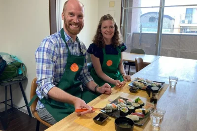 Erlebe einen praktischen sushi-workshop in osakas dotonbori, lerne drei authentische sushi-arten von einer einheimischen und genieße deine kreationen mit miso-suppe. alle zutaten sind inklusive.
