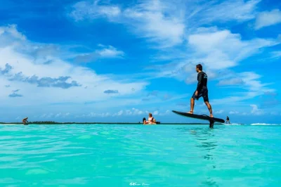 Vivi l’emozione dell’e-surf nelle acque cristalline di cozumel con una guida locale, tutta l’attrezzatura di sicurezza e tavole incluse. lezione per principianti, supporto extra e area relax gar